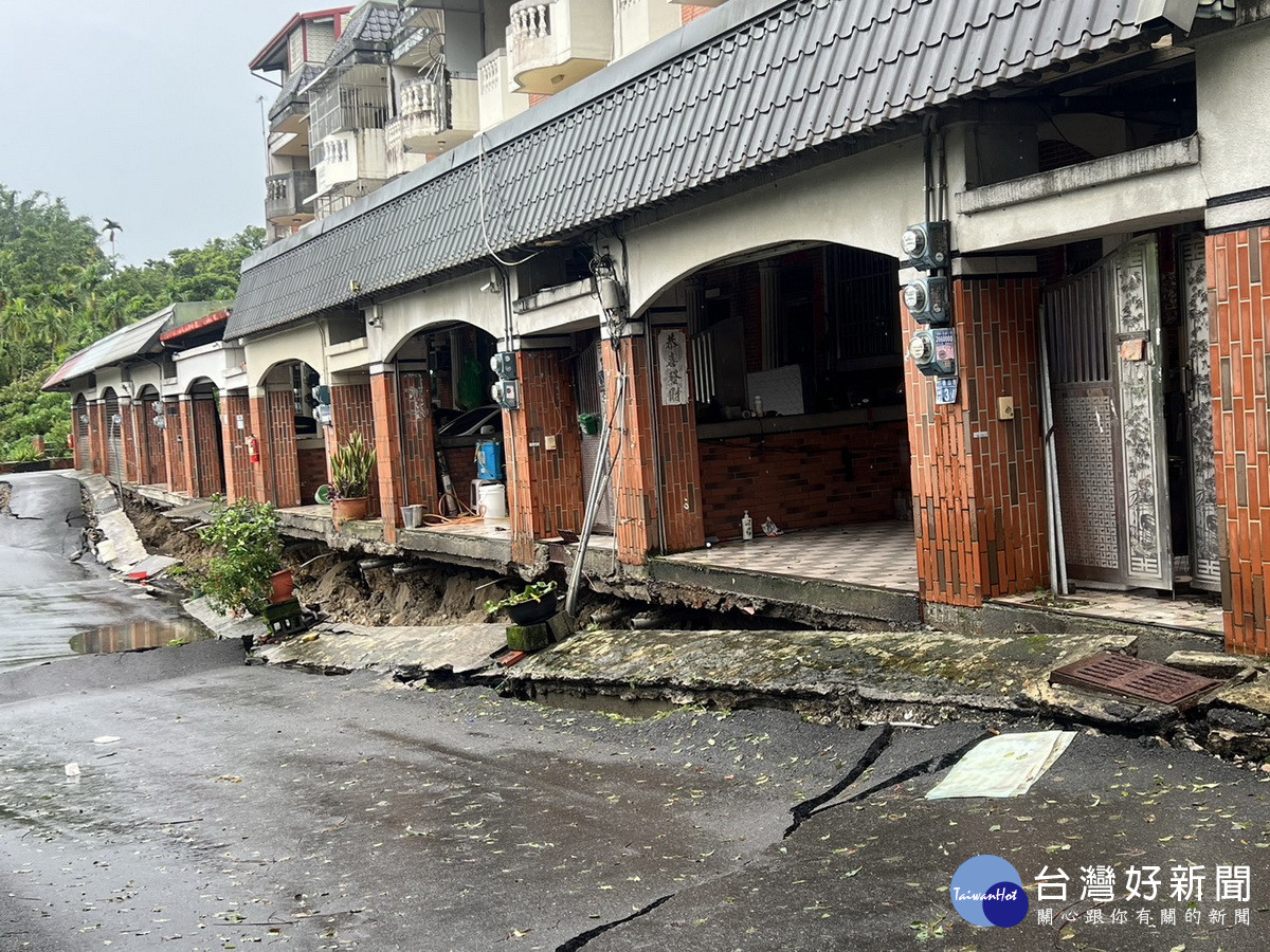 民宅前道路下陷。（縣府提供）