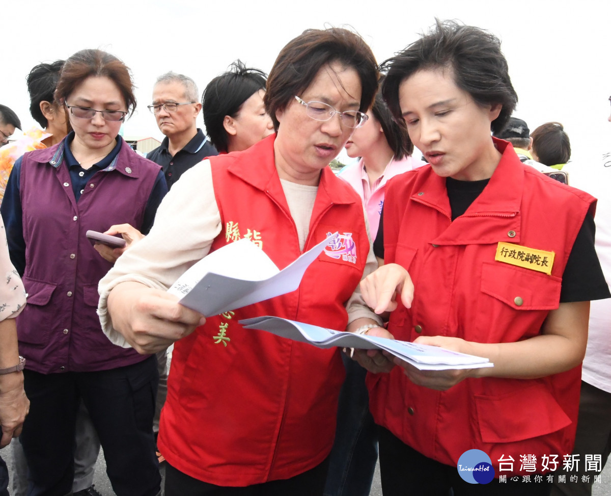 縣長王惠美向行政院副院長鄭麗君視察農損時，也向副院長說明鹿港水五金產業在這次颱風受損嚴重情形。