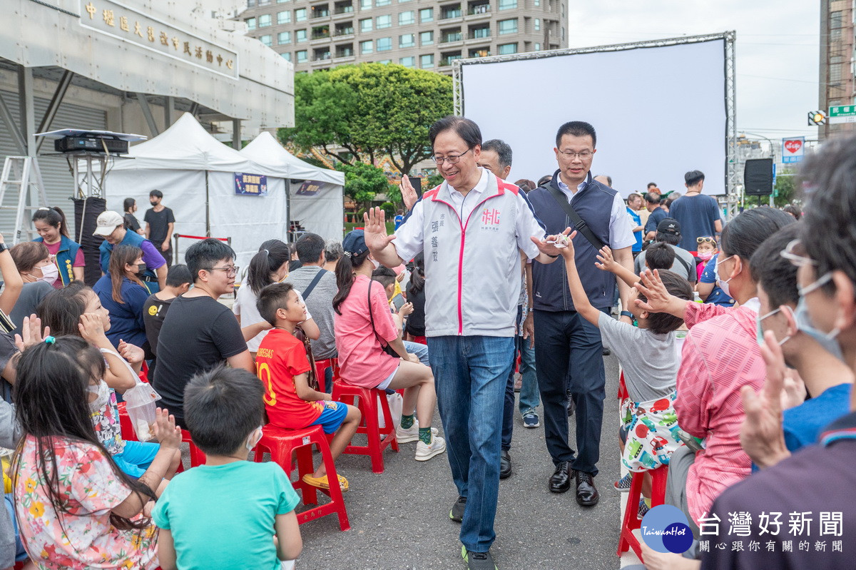 桃園市長張善政出席「中壢夜市夏夜生活祭-親子童樂會 FUN 一夏」活動，與市民朋友們互動。<br /><br />
