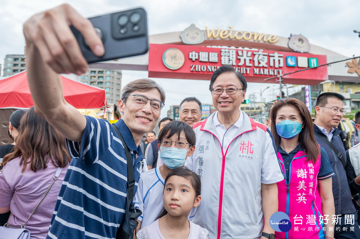 桃園市長張善政出席「中壢夜市夏夜生活祭-親子童樂會 FUN 一夏」活動，與市民朋友們互動。<br />
