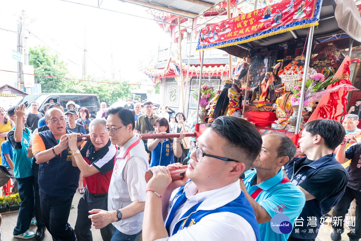 桃園市長張善政與貴賓們一同恭請眾神明上轎。<br />
