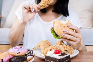 隨著環境及飲食的風險提升，已從「3高」增加至「4高」。（圖／Shutterstock）