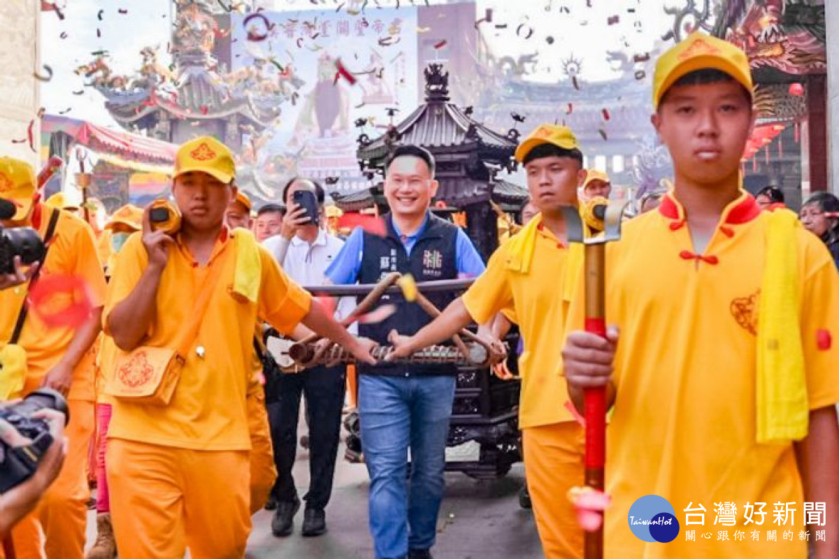 蘇副市長與大溪同人社遶境隊伍。<br />
