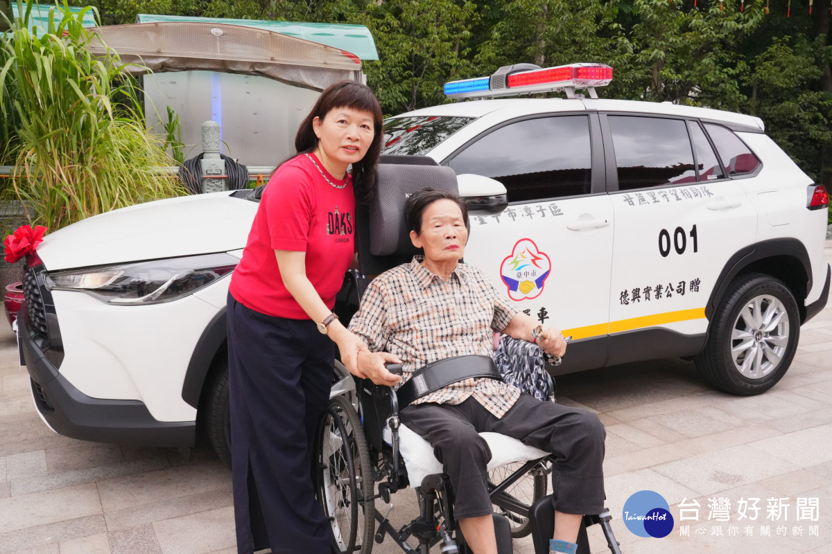 德興實業社董事長林陳麗華女士(右)及負責人林文意女士(左)慷慨義舉，捐贈巡邏車輛