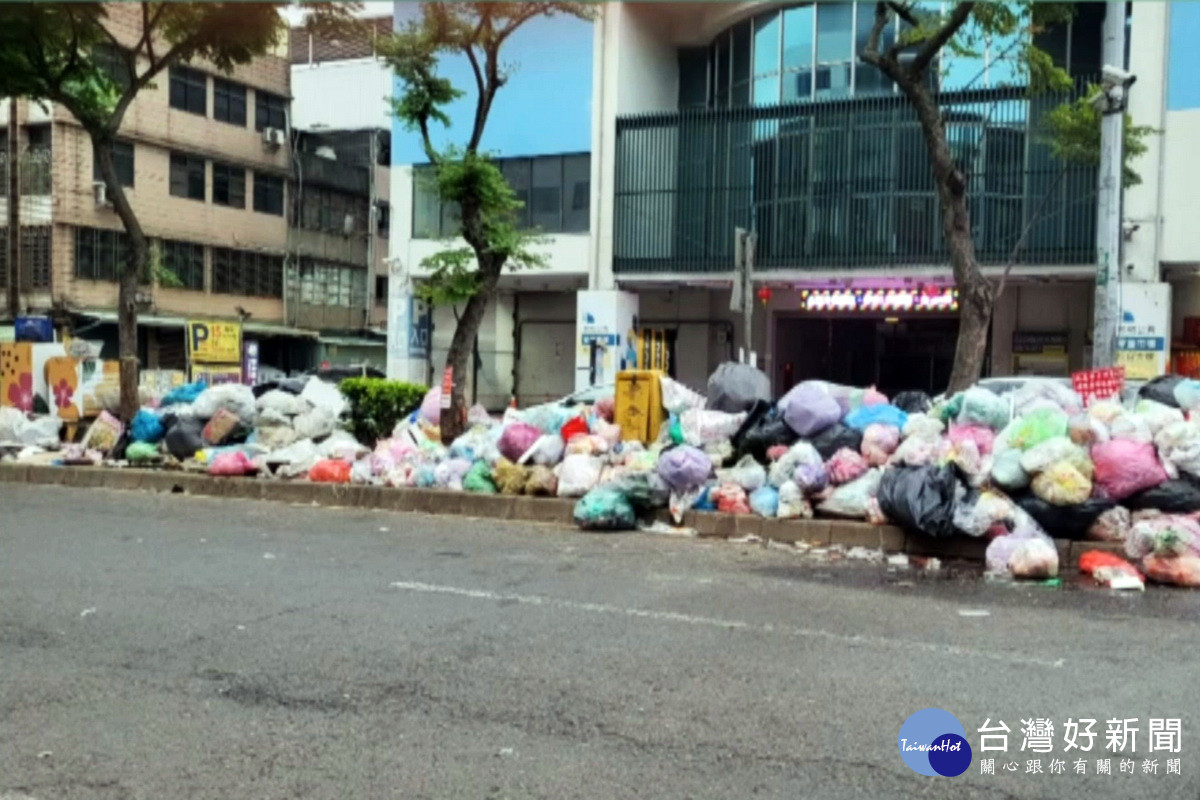 新明市場垃圾遍地嚴重影響市容觀瞻。<br /><br />
