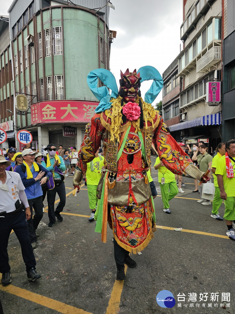 支持並參與傳統文化，桃園市副市長蘇俊賓親扛神將上陣加入普濟堂百年繞境行列。<br />
