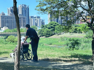 暖警溫馨推輪椅送老婦及忠狗返家。