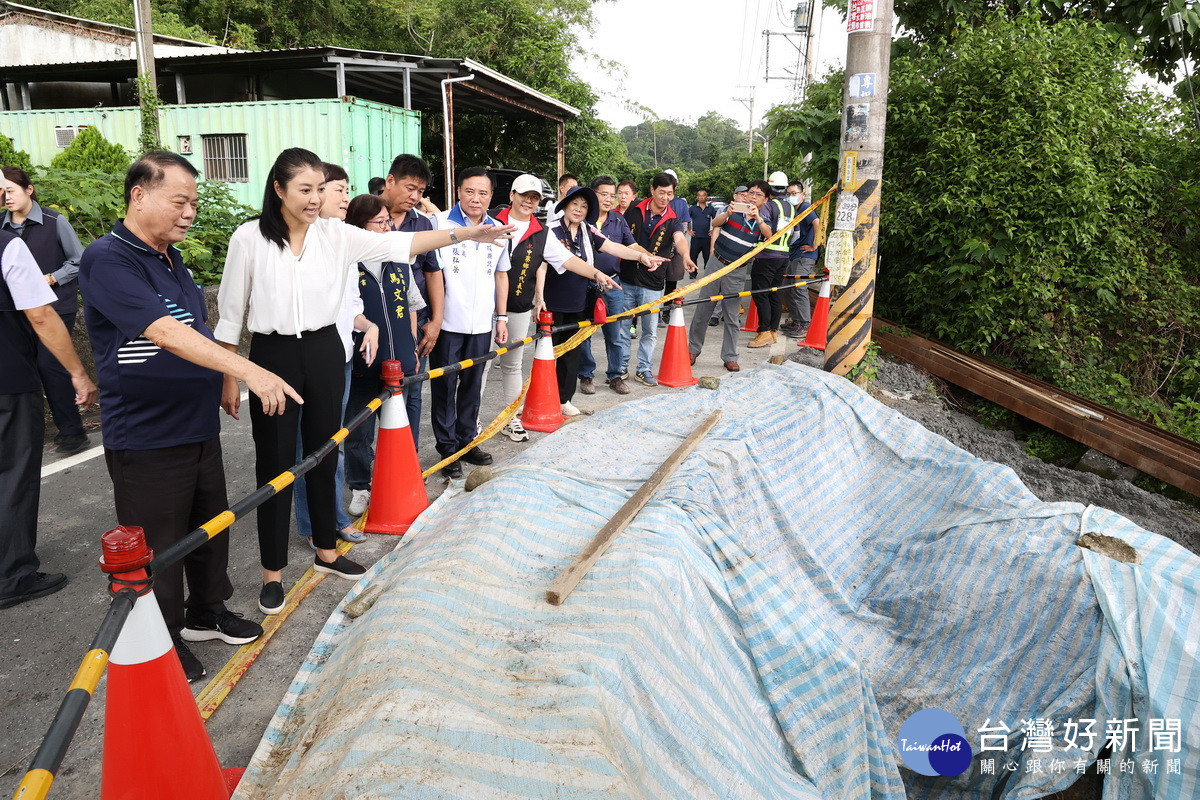 許縣長與廖鄉長議員一行現場會勘。（縣府提供）