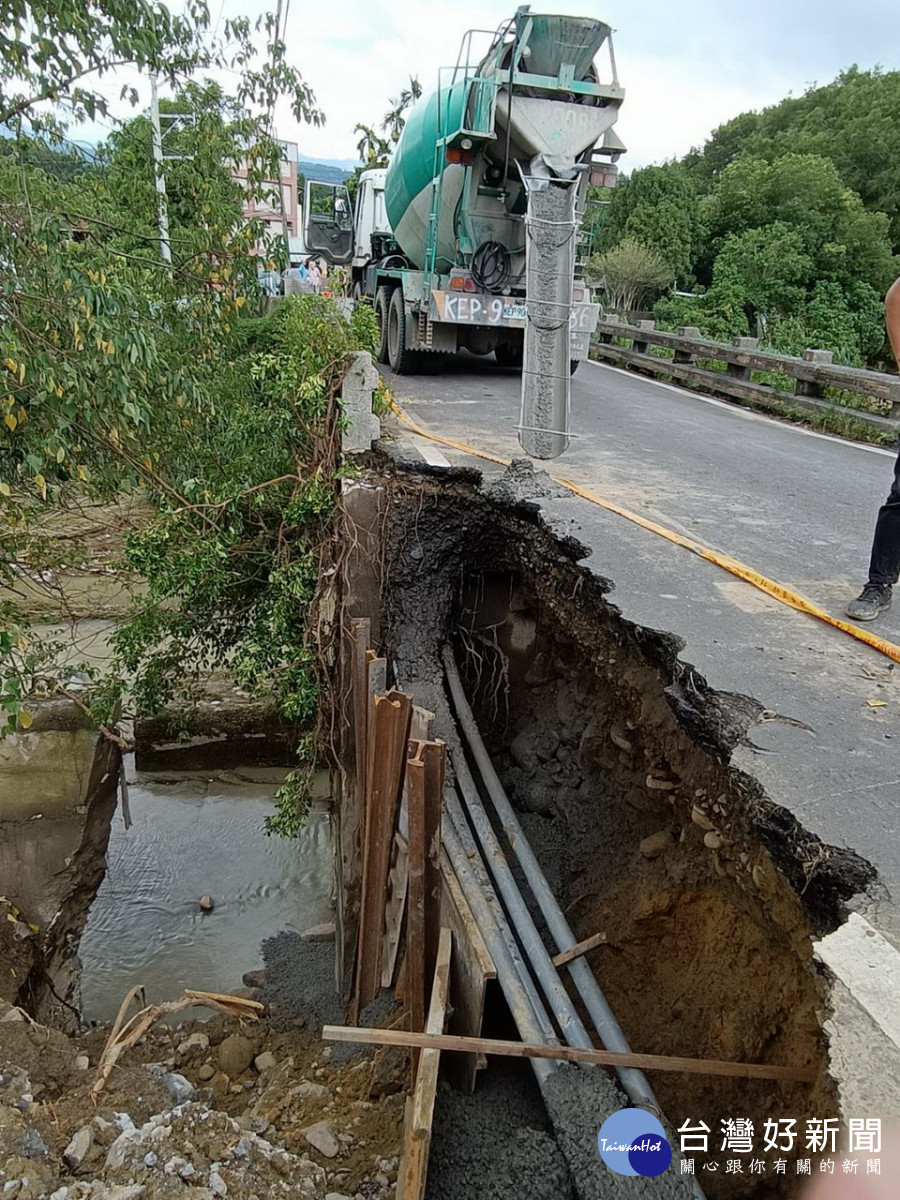 鄉林橋受颱風重創正搶修中。（縣府提供）