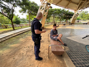 楊梅警分局草湳派出所助重度身障少年平安返家。