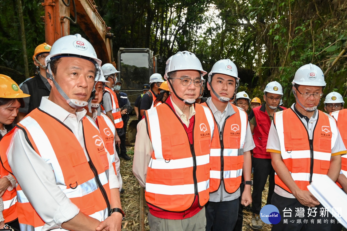 卓榮泰、翁章梁等人前往山區，視察阿里山林業鐵路邊坡土石崩落災損搶修情形/陳致愷翻攝