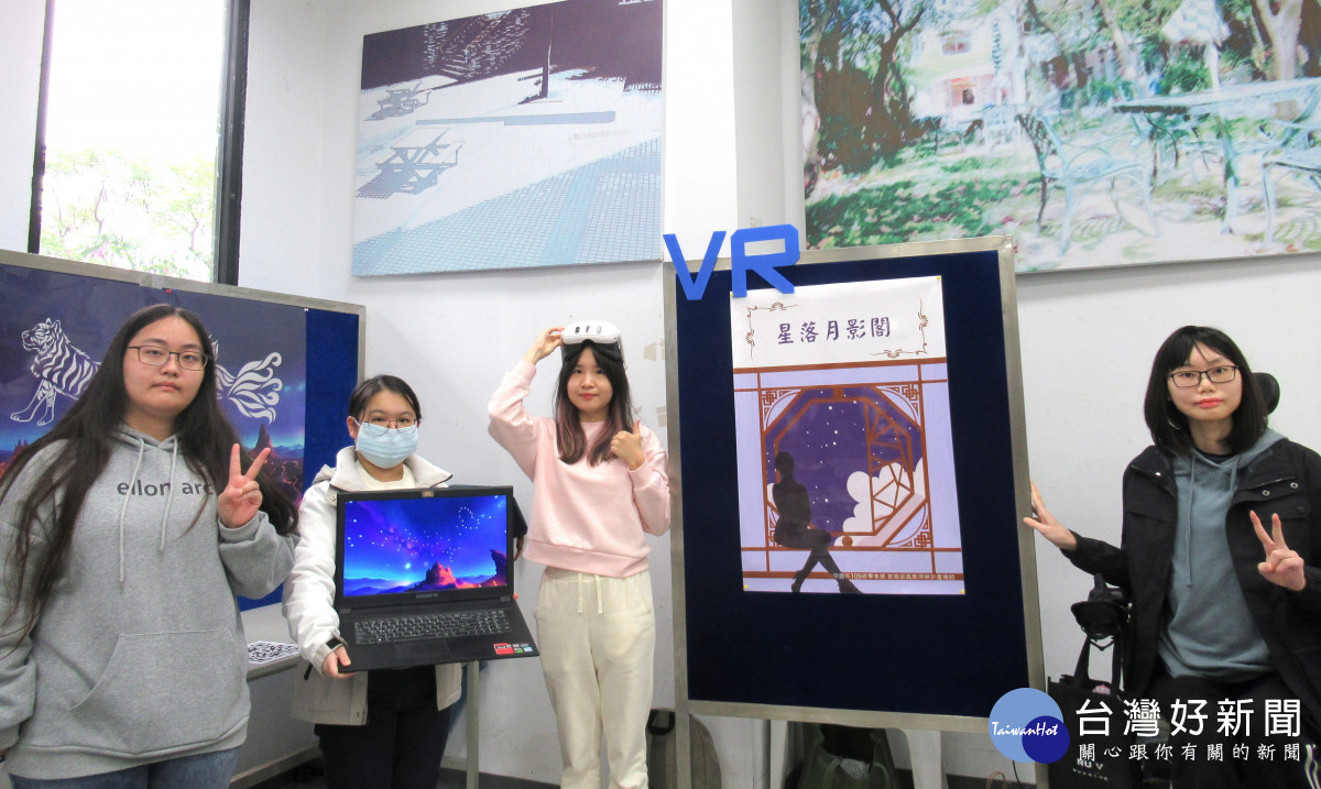 中語系學生畢製作品結合AI技術和手繪星空圖，再搭配VR眼鏡，讓參展人員感受到星空