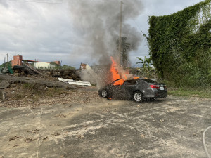 嘉義市某私立高中籃球場旁傳出火燒車，駕駛座發現一具男焦屍／民眾提供