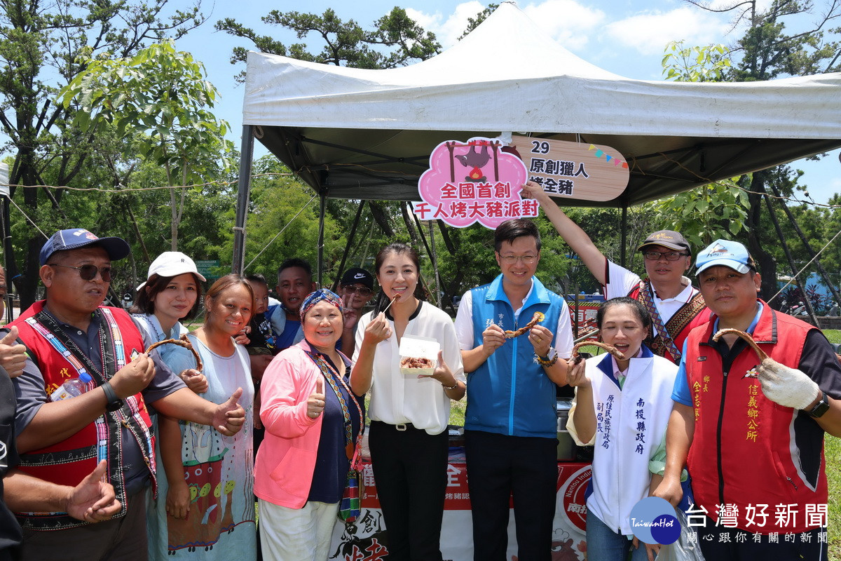 許縣長與議員市長品嚐烤豬滋味。（縣府提供）