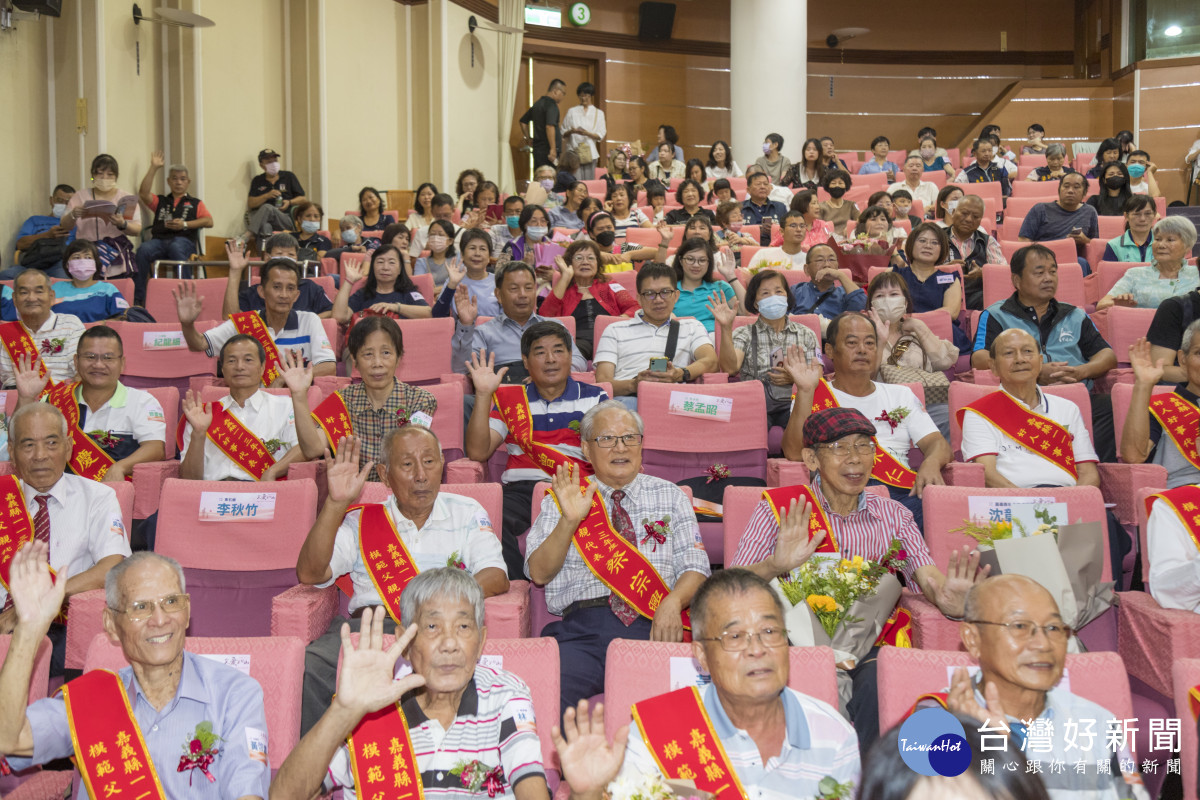 嘉義縣府表揚113年模範父親暨好人好事代表／嘉義縣府提供