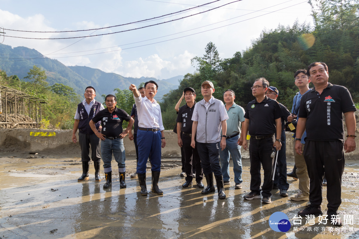 嘉義縣長翁章梁前往梅山鄉縣道166線76.5K勘災／嘉義縣府提供