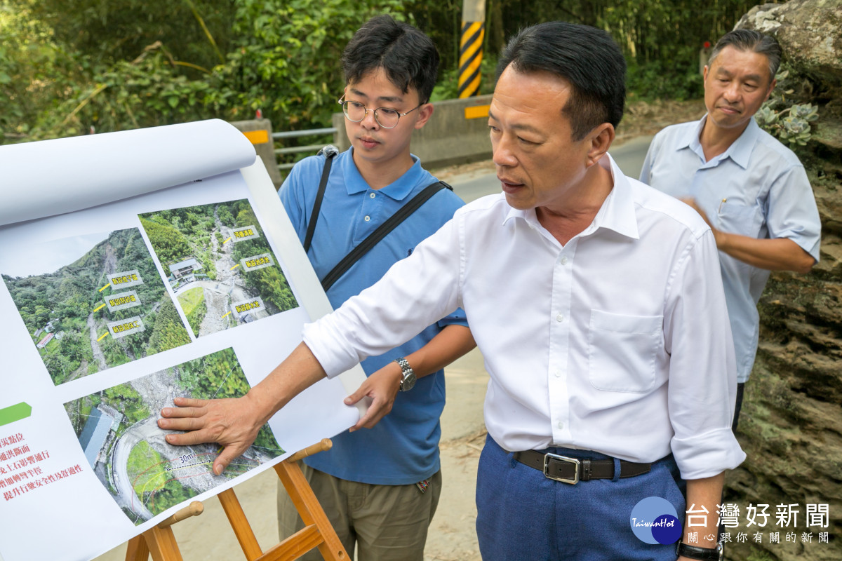 嘉義縣長翁章梁前往梅山鄉縣道166線76.5K勘災／嘉義縣府提供