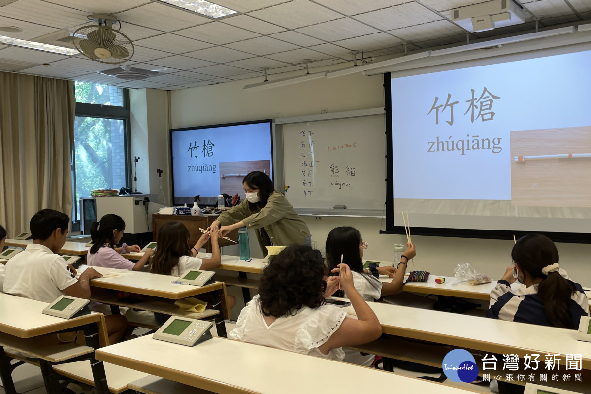 中原大學華語中心為墨西哥遊學團安排文化手作課程，圖為竹槍製作上課情形。