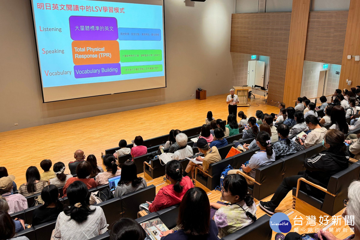 國立中央大學學習與教學研究所暨中華明日閱讀協會理事長張立杰教授，同時也是明日英文閱讀計畫主持人，在活動現場分享明日英文閱讀推動實務經驗。