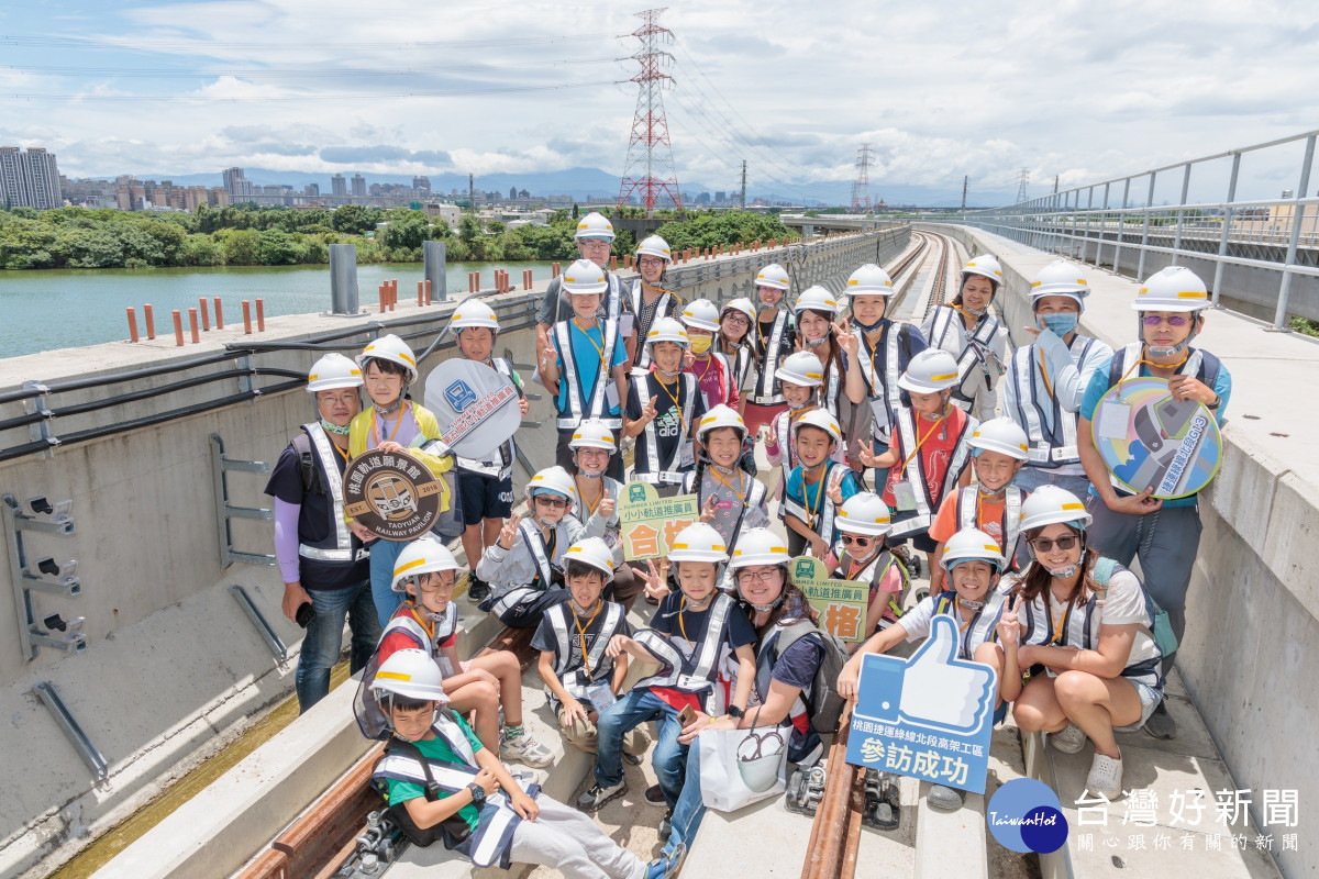 「小小軌道推廣員」們進行桃園捷運綠線北段高架工區巡禮。