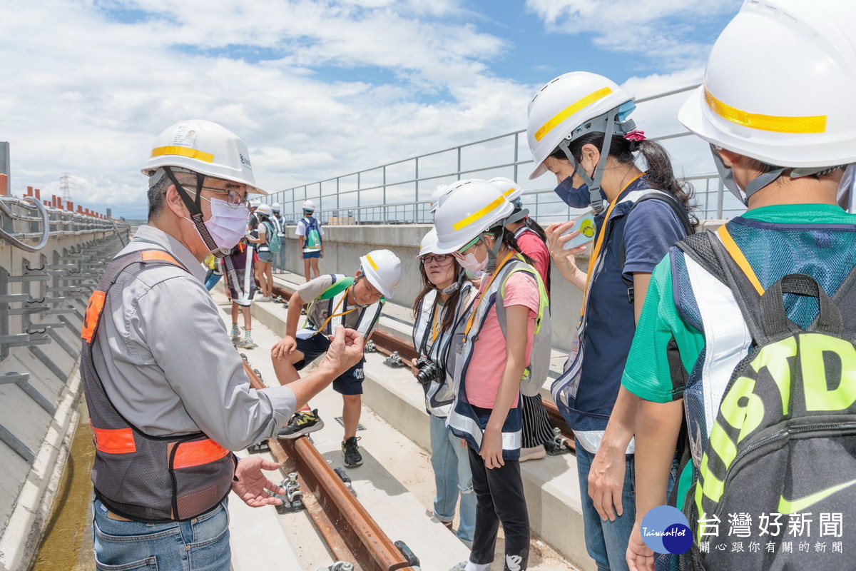 「小小軌道推廣員」們進行桃園捷運綠線北段高架工區巡禮。