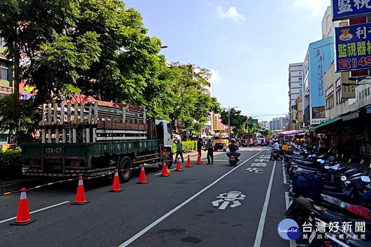 執行美化新明市場周邊市容景觀改善計畫，市府封閉明德路左右各一車道並嚴格取締違規。