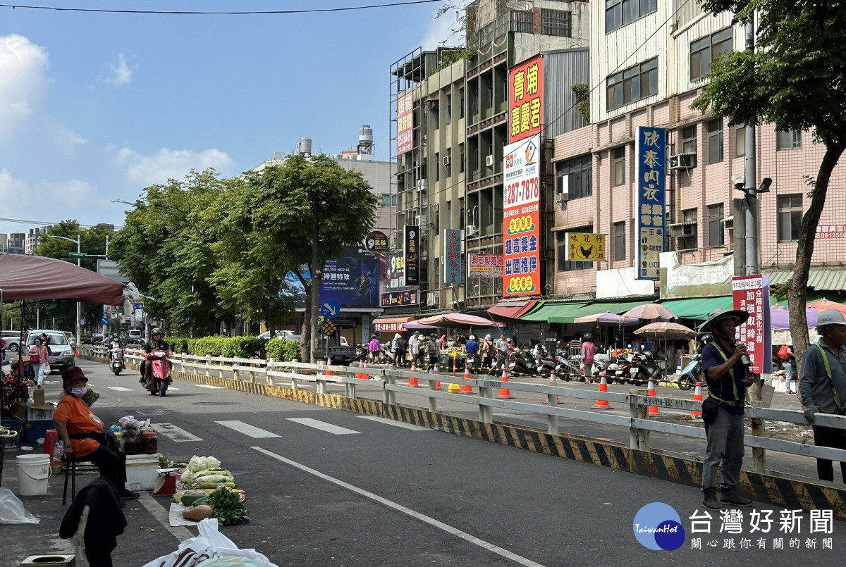 執行美化新明市場周邊市容景觀改善計畫，市府封閉明德路左右各一車道並嚴格取締違規。