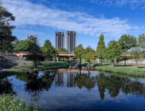 單元重劃區位居寸土寸金地段，又有萬坪綠地，最適合發展綠鑽宅，吸引品牌建商搶進。圖片提供／精銳建設