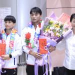 盧市長與楊勇緯、林真豪合影並獻上花束及參賽獎金