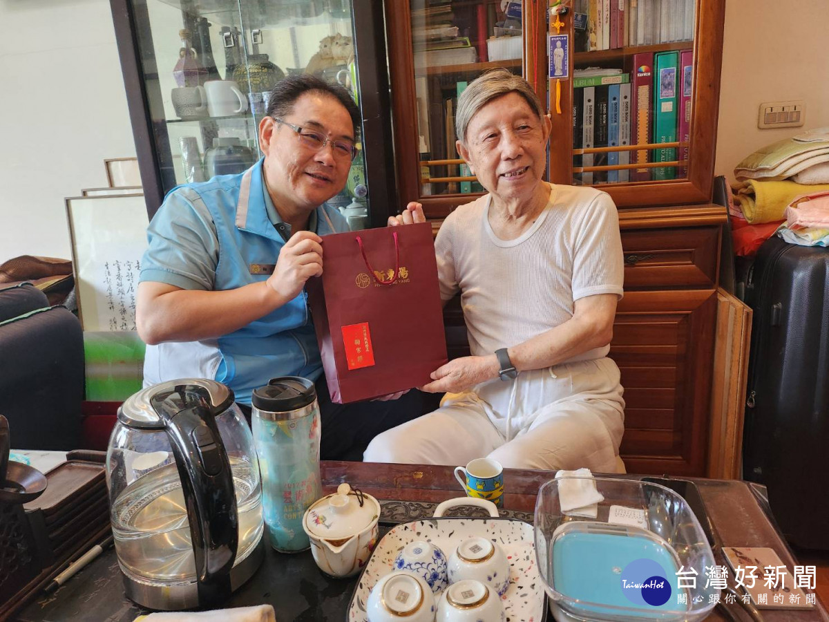 鞠處長致贈八二三參戰最高齡95歲榮民樊伯伯雞精禮盒。