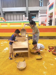 ▲高市新光三越左營店攜手「Kids 建築樂園」團隊，贈送暑期「小小建築師x玩轉童樂嘉年華」票券200張，邀請慢飛天使與家人共遊，體驗由韓國團隊精心設計的積木建築樂園。