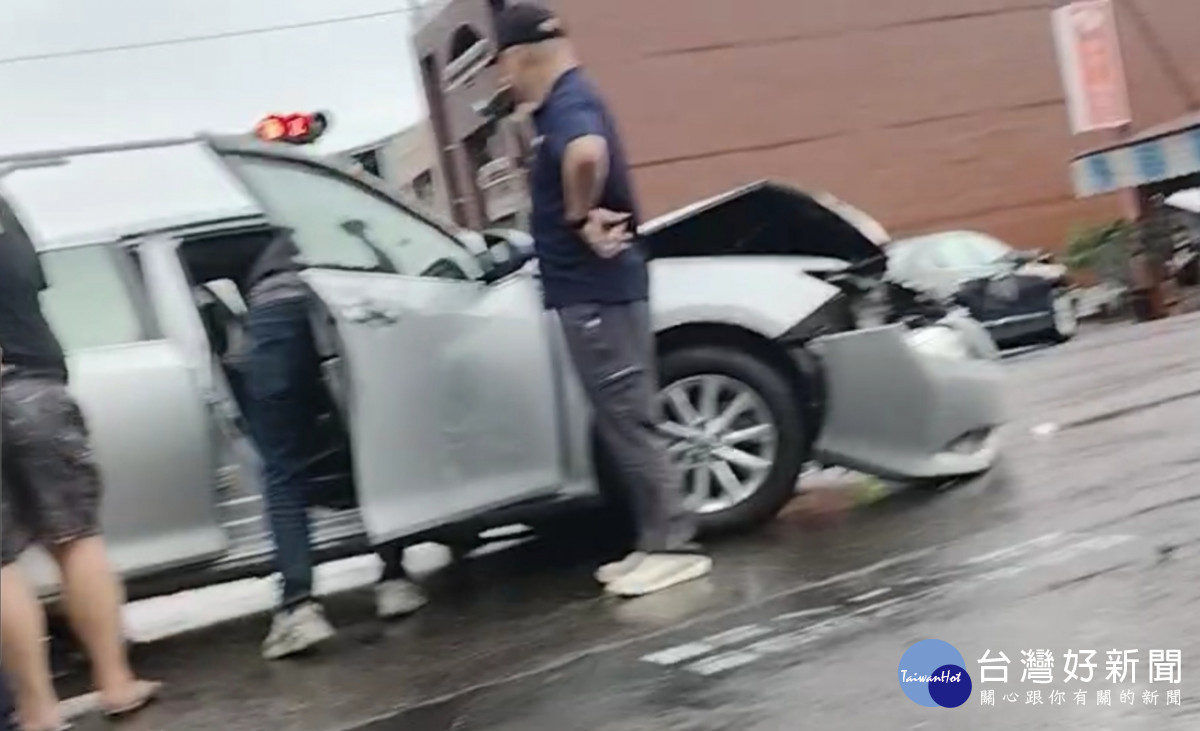 車上嫌犯駕車逃逸衝撞警方偵防車/陳致愷攝影