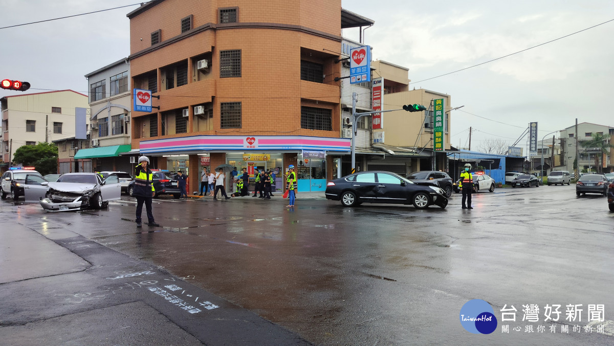 白河鬧區十字路口發生車禍，引起民眾圍觀，白河警方冒雨交管，並喝斥民眾不得拍照/陳致愷攝影