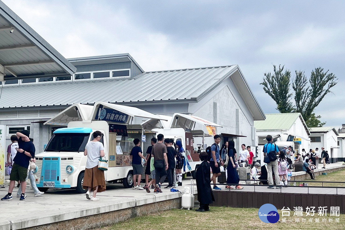 中原文創園區假日餐車。<br /><br />
