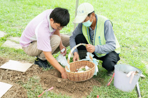 火化後骨灰經特殊研磨處理，葬埋於園區內回歸大自然(示意圖)