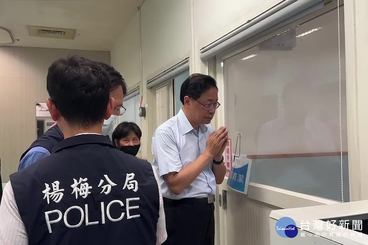 桃園市警局交通大隊楊梅分隊吳姓員警上班途中遭撞死，桃園市長張善政雙手合什默哀致敬。