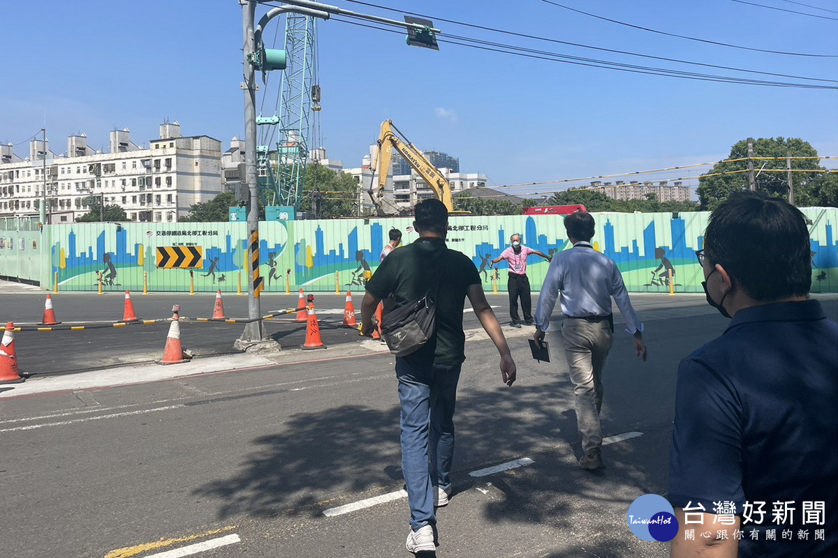 桃園鐵路地下化施工，平鎮環南地下道封閉引發民怨，桃園市議員邀請相關單位現場會勘。<br />
