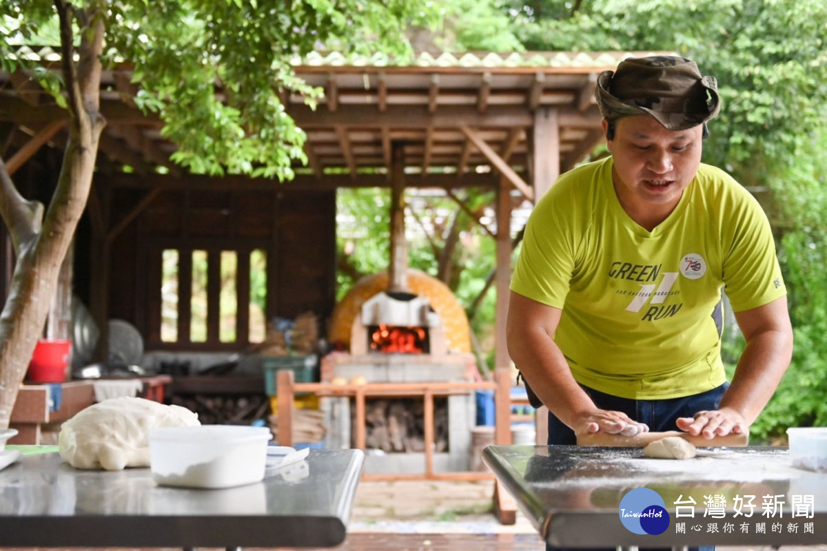 「大墩山休閒農業協會」手做窯烤披薩體驗，運用在地食材享受農園風味。<br />
