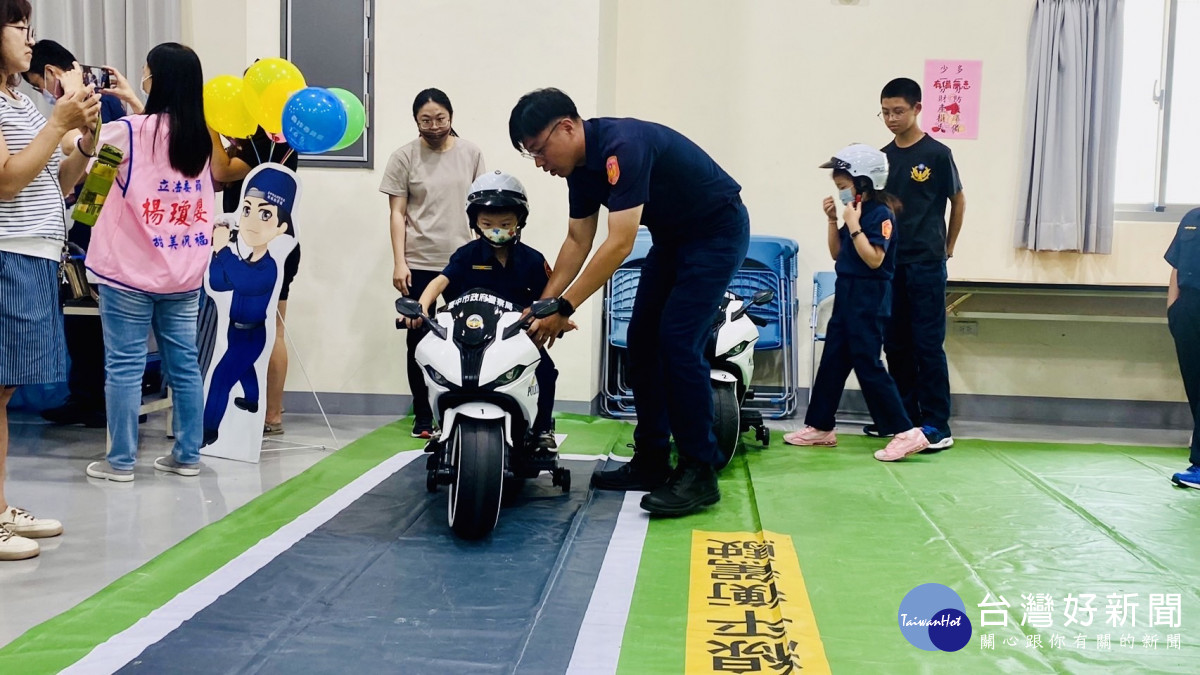 小朋友體驗騎乘迷你版哈雷機車。