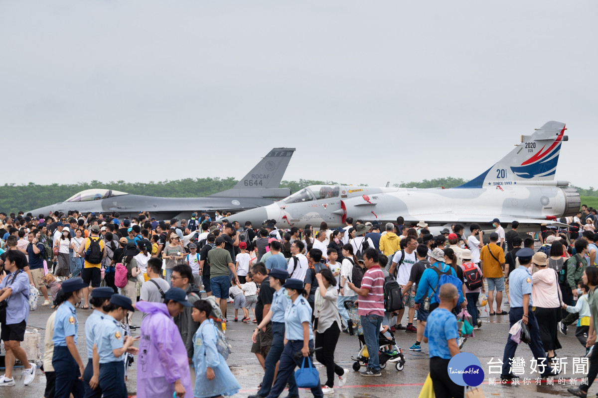 空軍嘉義基地營區今(10)開放，吸引大批人潮參訪／嘉義市政府提供