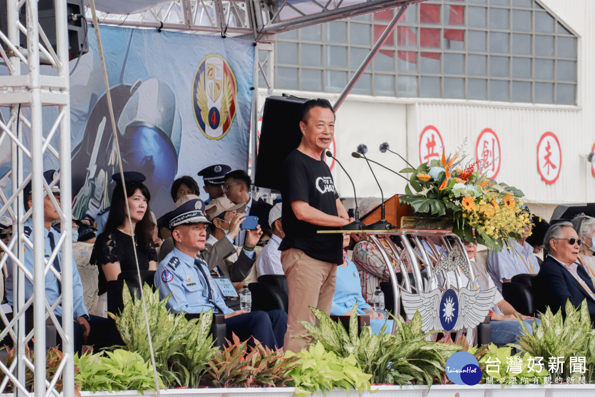 嘉義空軍基地今10日開放全民參觀，嘉義縣長翁章梁、立法委員蔡易餘、陳冠廷等人共襄盛舉／嘉義縣政府提供