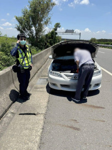 男子車輛在臺78線快速道路無故拋錨，所幸警方及時到場援助/警方提供