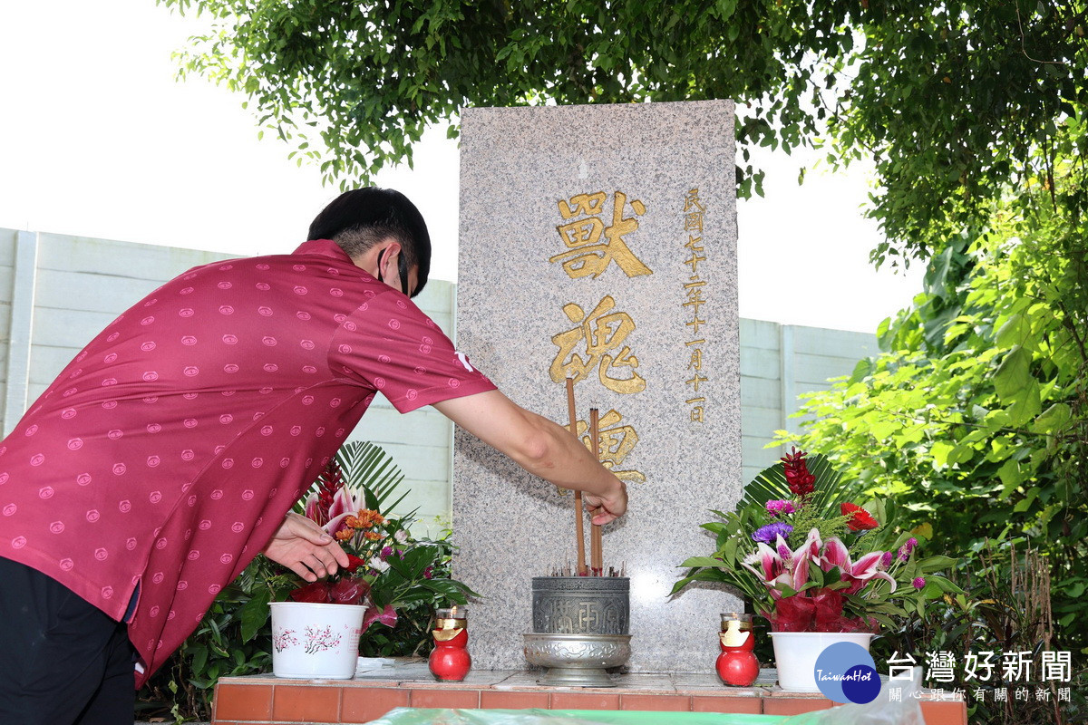 農產運銷公司祭祀獸魂碑生靈。（縣府提供）