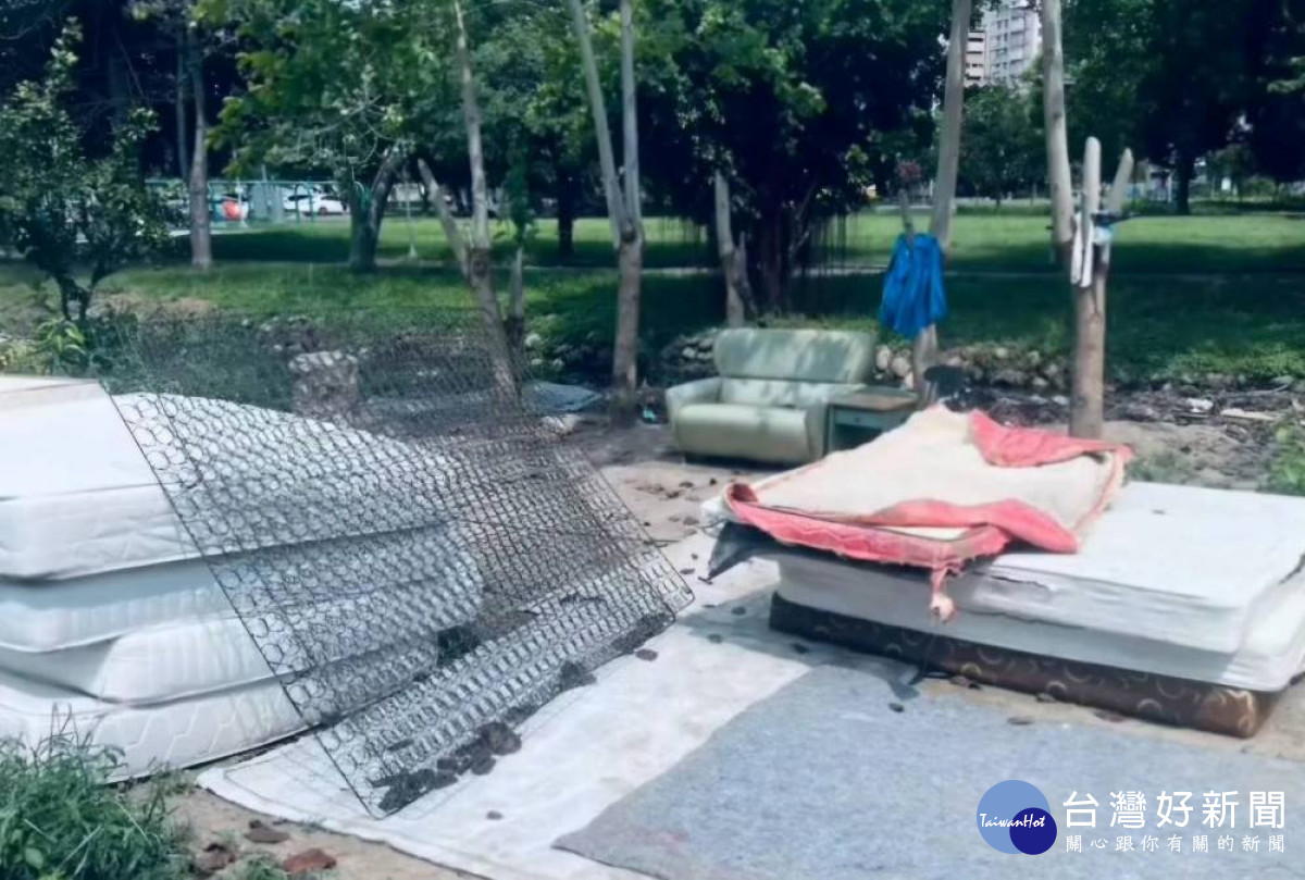 一名自認好心的阿伯自行拆解在大里鳥竹圍公園得廢棄床墊。（圖/台中市議員張芬郁服務處）