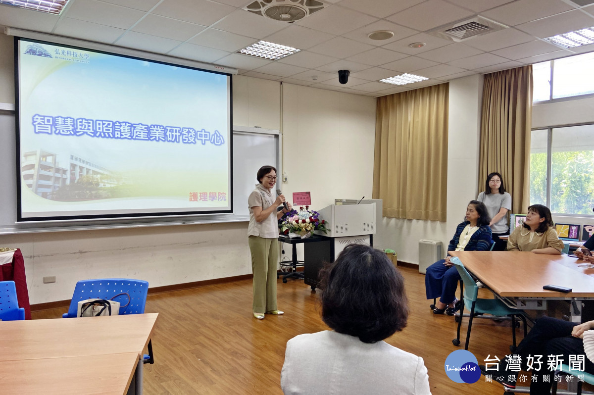 弘光科大校長黃月桂說明智慧與照護產業研發中心發展面向。(弘光科大提供)