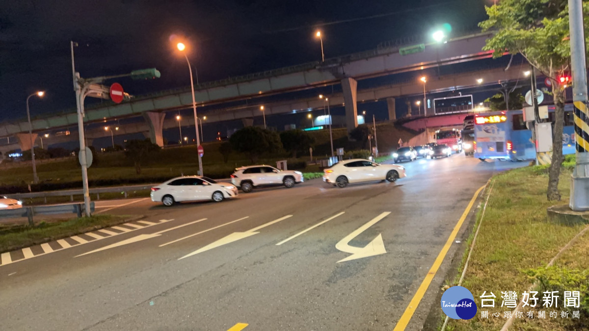 貨櫃車拋錨堵塞南崁交流道，蘆竹警啟動交通快打。