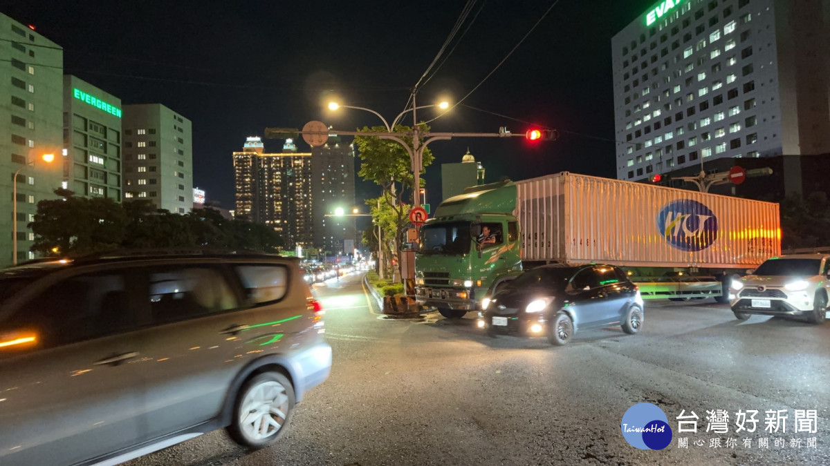 貨櫃車拋錨堵塞南崁交流道，蘆竹警啟動交通快打。