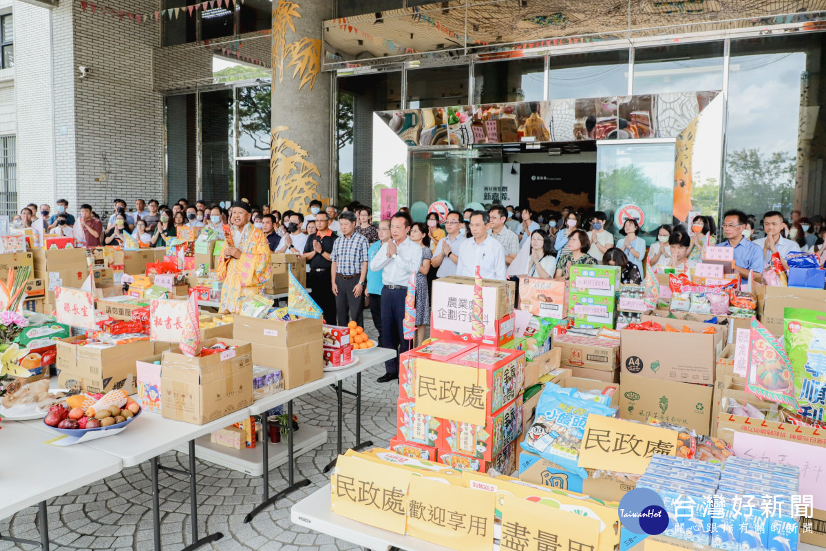 嘉義縣政府今天在縣府大門口舉行中元祭拜/嘉義縣府提供