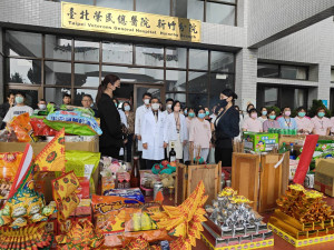 臺北榮總新竹分院陳炫達副院長率領各級主管及員工同仁祭拜。