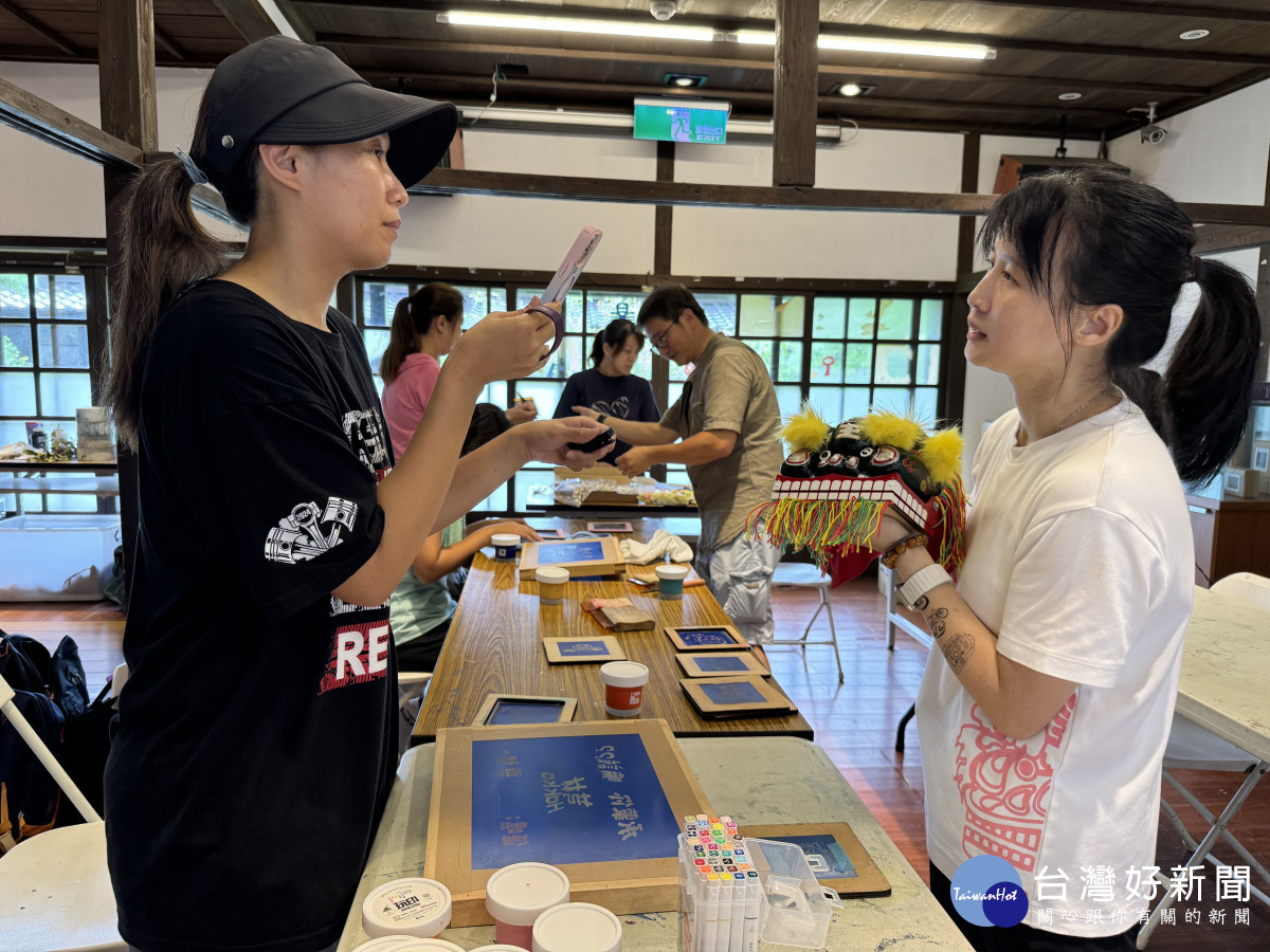 絹印製作蕭如松園區登場　學員秀出才華